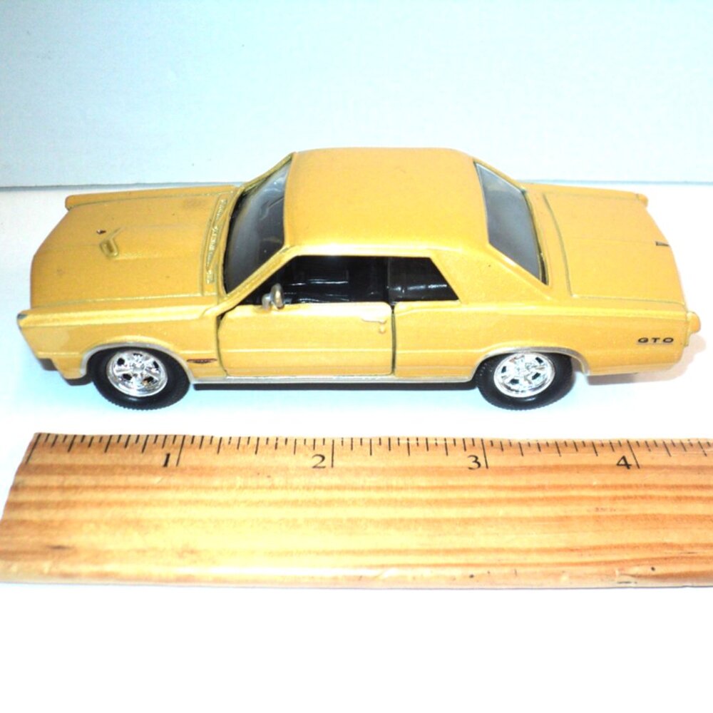Welly 1965 Pontiac GTO 1:34 Scale Gold Doors Open Back Bumper, Headlight Missing
